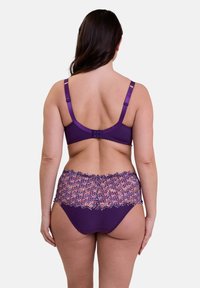 Ensemble de soutien-gorge violet et slip assorti avec des accents en dentelle florale brodée sur le slip, tissu lisse, bretelles réglables et fermeture à crochets.