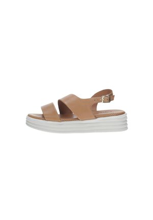 Sandalo in pelle color cuoio con ampi cinturini, fibbia regolabile alla caviglia, soletta traforata imbottita e suola spessa bianca rigata.