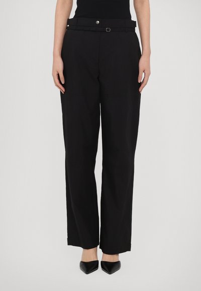 Pantalons larges noirs au texture lisse, dotés d'une ceinture, d'un bouton frontal et d'une fermeture éclair. Longueur d'ourlet standard, sans motifs visibles.