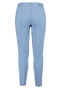 Jasnoniebieskie, zwężane spodnie z elastycznym pasem, z dwoma tylnymi kieszeniami i gładką, matową fakturą.