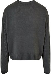 Pull en maille gris foncé avec détails torsadés sur les manches, poignets, ourlet et col rond côtelés, vu de dos.