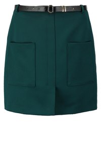 Una falda corta de color verde azulado, hecha de una tela suave, con un cierre central, dos bolsillos frontales y un cinturón negro con accesorios metálicos.