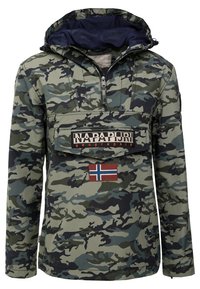Giacca a pullover in camouflage con tasca frontale, cappuccio e patch della bandiera norvegese. Realizzata in un tessuto leggero e texturizzato.
