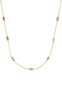 Collana in tonalità oro con gemme rettangolari multicolori—rosse, verdi, blu, rosa, gialle—incastonate in eleganti accenti metallici, collegate da una sottile catena.