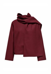 Burgundy indpakningsjakke fremstillet af blødt stof, med draperet krave, åben front og lange ærmer. Glat tekstur med minimalistisk design.