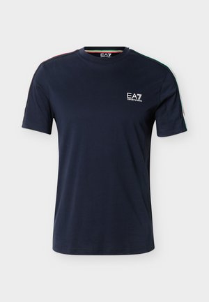 Μπλε ναυτικού κοντομάνικο T-shirt με λογότυπο EA7 Emporio Armani στο στήθος και ρίγα κόκκινη, λευκή, πράσινη στο τελείωμα των ώμων και μέσα στο γιακά.