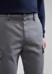 Grå cargo bukser med struktureret finish, knaplukning og sidelommer, med et lige ben-design.