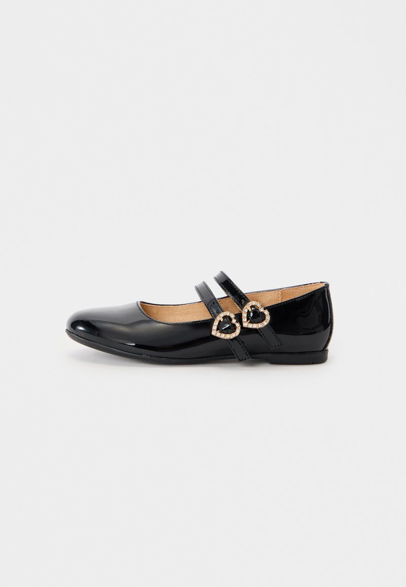 Svart lakkert skinnballetflat med to remmer, pyntet med hjerteformede spenner med små rhinestones. Lav hæl.