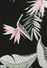 Tessuto floreale con sfondo nero. Presenta grandi fiori bianchi e rosa con foglie verdi. Texture liscia e colori vivaci.