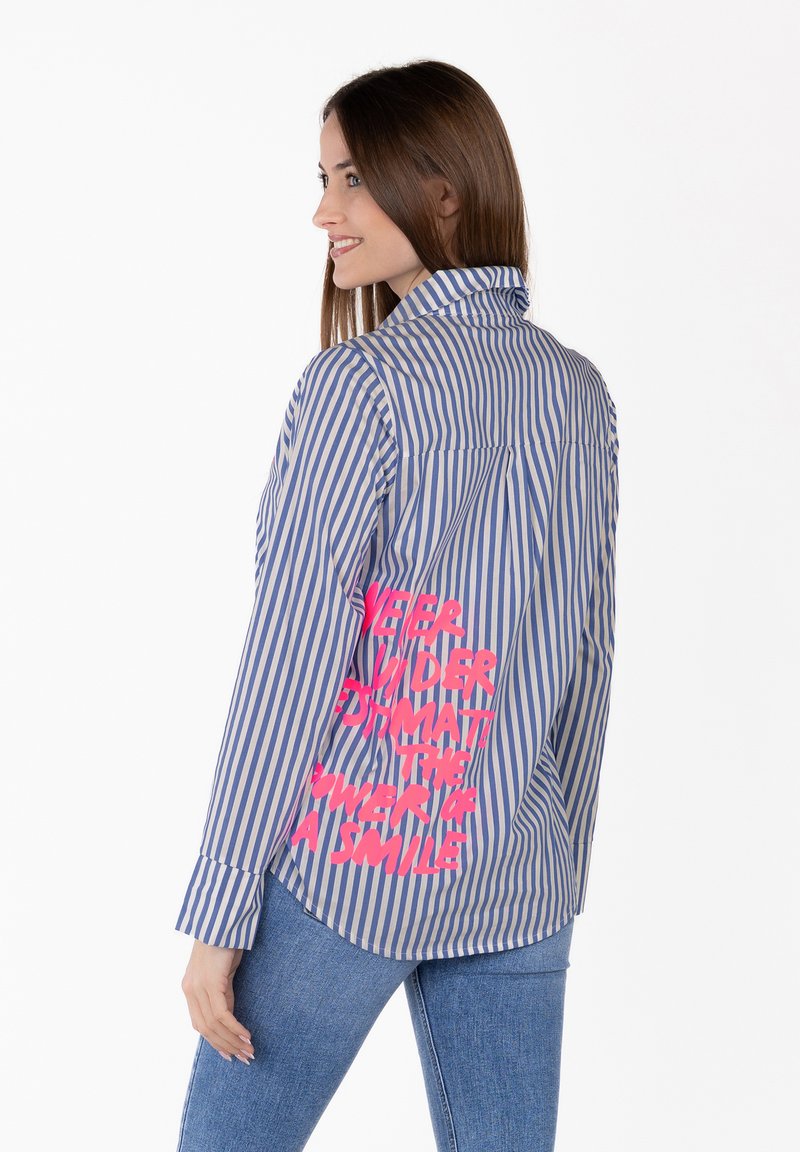 Camicia Donna Key Largo Con Scollo A V – Stampa All-over Blu E Bianca, Tessuto Leggero, Look Urbano - copertina