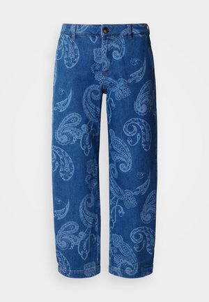 Jean en denim bleu avec un motif paisley dans une teinte plus claire. Comprend une fermeture avant à bouton et zip, un design à jambes larges et un style standard à cinq poches.