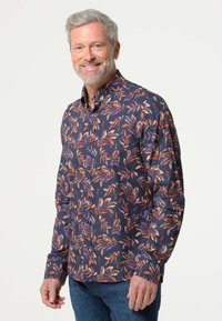 Marineblauwe shirt met een oranje, paarse en beige bladprint, gestructureerde kraag, knoopsluiting en lange mouwen. Katoenen materiaal, gladde textuur.