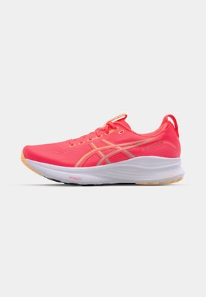 Chaussure de sport rose avec une tige en mesh, des accents jaunes contrastants, une semelle intercalaire blanche épaisse et une semelle extérieure texturée pour l'accroche.