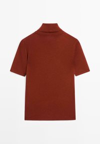 Kurzärmeliges Poloshirt in Rostrot mit hohem Kragen und weichem, strukturiertem Stoff. Schlichtes Design ohne Muster oder Verzierungen.