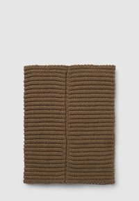 Accessorio lavorato a maglia marrone con texture a coste e due sezioni unite al centro. Forma rettangolare, materiale morbido.