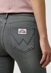Wrangler FLARE - Zvonové džínsy - frosted fronts