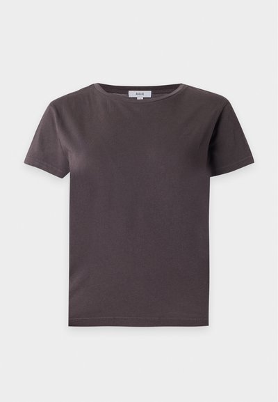 Απλό σκούρο γκρι T-shirt με κοντά μανίκια και στρογγυλή λαιμόκοψη με ορατή εσωτερική ετικέτα σε λευκό φόντο.