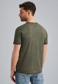 T-shirt à col rond vert olive fabriqué à partir de matériel doux, avec des manches courtes et une coupe décontractée, montré de dos sur fond gris.
