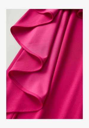 Tissu fuchsia avec une texture lisse présentant un bord froncé, drapé élégamment. La couleur est vive et homogène.