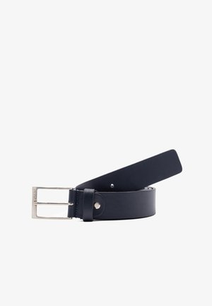 Ceinture en cuir bleu marine avec une texture lisse, boucle en métal argenté et forme rectangulaire épurée. Comprend une seule boucle en tissu et aucun motif visible.