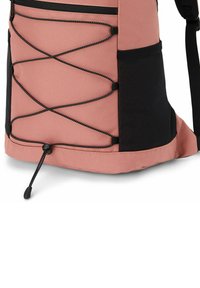 Mochila rosa y negra con una tela texturizada, que cuenta con un sistema de cuerdas elásticas en el lateral y un cierre de cordón en la parte inferior.
