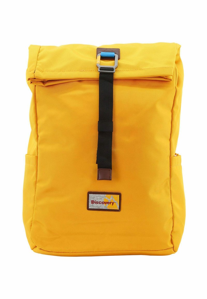Mochila amarilla tipo roll-top hecha de tela resistente, con una correa negra y un broche de metal, un parche de logo y bolsillos laterales.