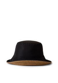 Cappello a secchiello nero realizzato in tessuto liscio con una visiera marrone testurizzata. Il cappello presenta un dettaglio a contrasto lungo il bordo e una parte superiore arrotondata.