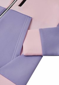 Giacca zip con un design a blocchi di colore in rosa chiaro e lavanda, con sezioni di tessuto liscio e morbido e polsini a contrasto.