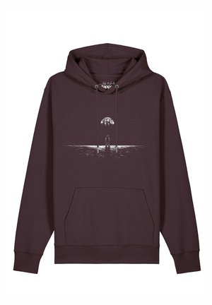 Sweat à capuche marron foncé avec un graphique blanc d’un astronaute debout sur une surface réfléchissante sous une lune brillante et un ciel étoilé.