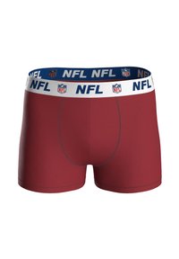 Czerwone bokserki z kontrastującą niebiesko-białą gumą w pasie z logo NFL. Gładka tekstura, dopasowany krój i widoczne detale przeszyć.