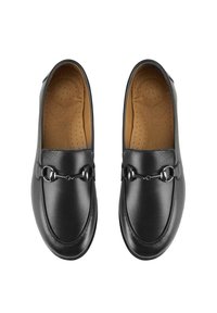 Schwarze Lederloafer mit glatter Oberfläche, verziert mit einer dekorativen silbernen Kettenakzent und einer braunen gepolsterten Innensohle mit Perforationen.