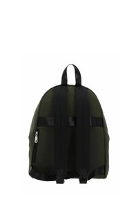 Sac à dos vert olive avec deux bretelles noires réglables, une poignée supérieure et une petite poche zippée latérale, vu de dos.