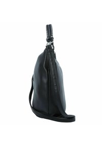 Zwarte leren schoudertas met een gladde textuur, gebogen vorm, verstelbare schouderband en een glanzend zilveren hardware accent op de rits.