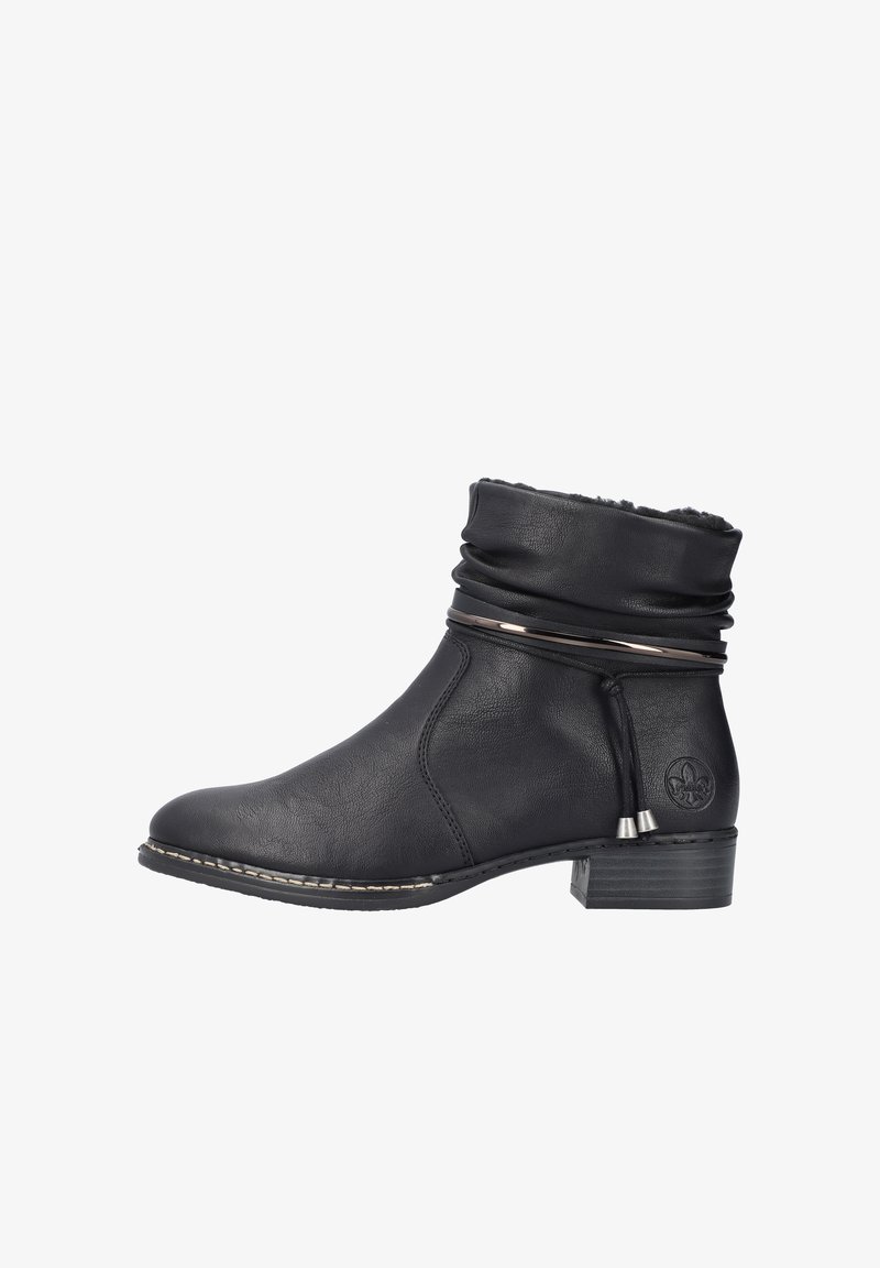 Bottine en cuir noir avec talon bas, tige froncée, anneau métallique décoratif, lacet noué et doublure en polaire visible sur le bord supérieur.