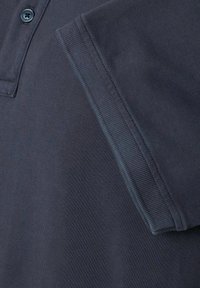 Ciemnoniebieska koszulka polo z teksturowanej tkaniny, krótkimi rękawami i zapięciem na guziki, z kontrastowym przeszyciem kołnierzyka i gładkim wykończeniem.