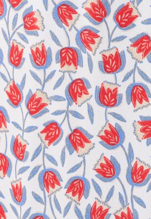 Patrón de flores rojas similares a tulipanes con hojas y tallos azules sobre un fondo de tela blanca texturizada.