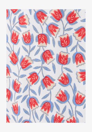 Motif de fleurs rouges en forme de tulipe avec des feuilles et des tiges bleues sur un fond de tissu blanc texturé.