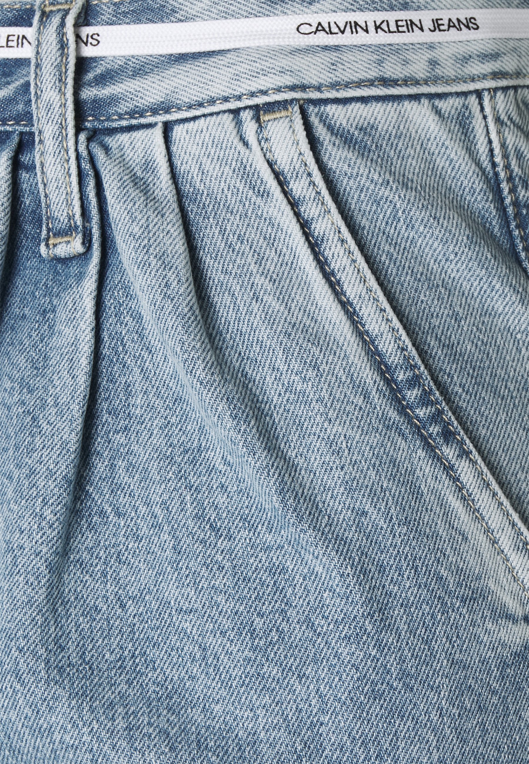 Calvin Klein Jeans MOM - Laisvo kirpimo džinsai - denim light/šviesiai  mėlyno džinso - Zalando.lt