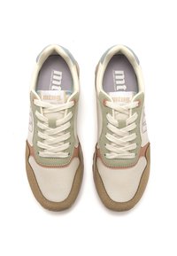 Sneakers in tessuto beige, verde e marrone, con pannelli in mesh, suole in gomma e stringhe bianche. Logo "mtng." sulla linguetta.
