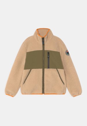 Veste en polaire beige avec un panneau poitrine vert olive, des accents orange sur le col et les poignets, et une poche avant zippée.