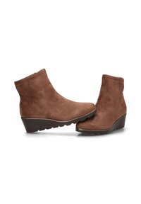 Botas de tobillo de ante marrón con tacón cuña, que presentan una textura suave y una puntera redondeada, diseñadas para la comodidad y la estabilidad.