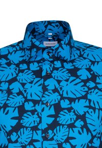 Koszula z krótkim rękawem o ciemnogranatowej bazie z niebieskim wzorem liści, z zapięciem na guziki i klasycznym kołnierzem. Tkanina wydaje się gładka.