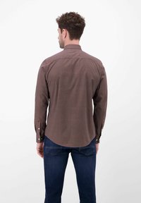 Bruin geruit overhemd met lange mouwen, een button-down kraag, afgeronde zoom en contrasterende witte knopen. Het materiaal lijkt glad met een gestructureerde pasvorm.