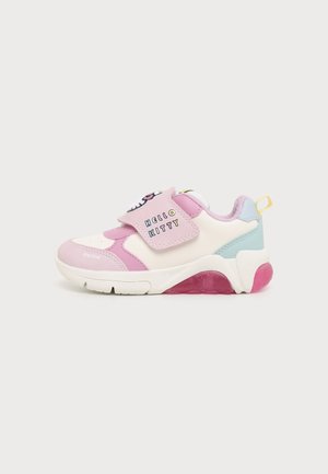 Detská ružovo-biela teniska s pásikom na suchý zips s textom Hello Kitty a dizajnom postavičky, modré a žlté akcenty a hrubá podrážka.