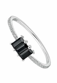 Anillo de plata con tres piedras negras rectangulares en un engaste, con una banda adornada con pequeñas piedras transparentes a un lado.