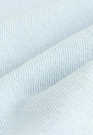 Tissu côtelé bleu clair avec de fines lignes verticales et une texture douce, exhibant une surface lisse et homogène.