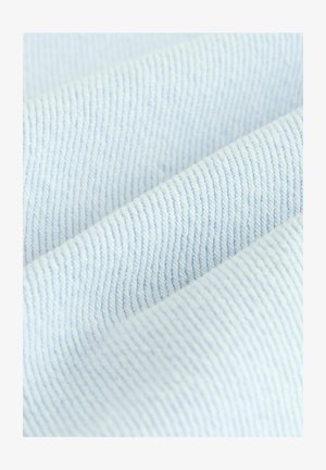 Heleceline sinine ribaga kangas, millel on peened vertikaalsed jooned ja pehme tekstuur, näidates sujuvat ja ühtlast pinda.