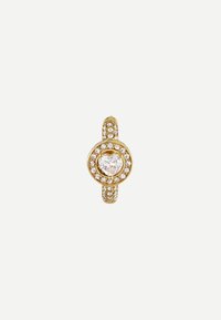 Anello d'oro con una pietra centrale a forma di cuore circondata da piccole pietre trasparenti, con una fascia testurizzata e una finitura liscia.
