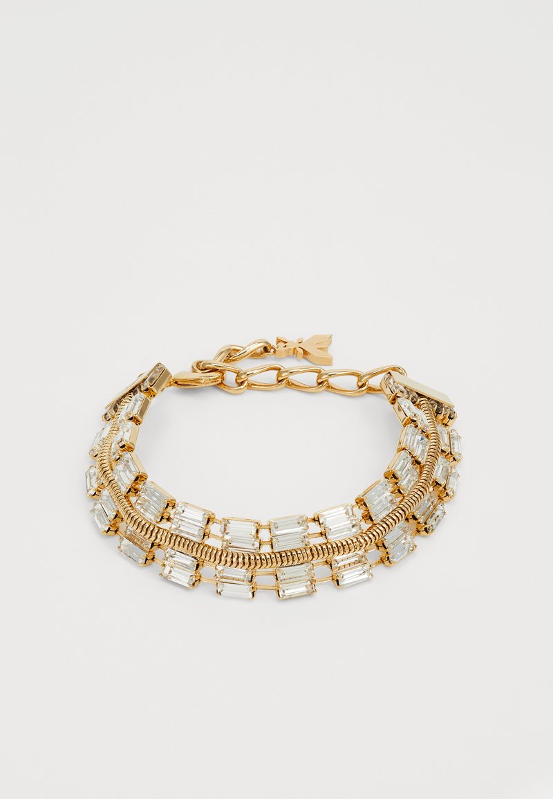 Armbånd i gullfarge med klare rektangulære krystaller, sammenvevd lenkedesign og kjede-lukking med en pil-detalj.