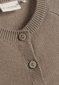 Brauner Strickcardigan mit rundem Halsauschnitt, gerippten Kanten und zwei runden Knöpfen vorne. Weiche Textur mit einem leicht glänzenden Finish.